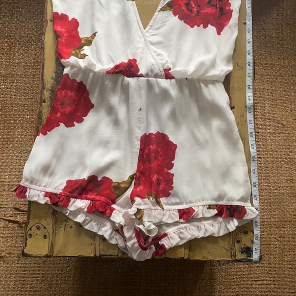 REVOLVE WINSTON WHITE BRAND BODYCON RED FLORAL RUFFLE DEEP V BOHO ROMPER S - Picture 9 of 15
